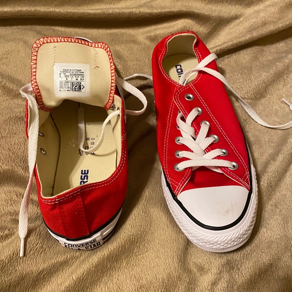 Red converse - Picture 3 of 4